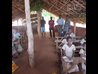 Escola com telhado de palhas no Togo