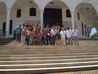 Caravana diante da Mesquita Sunita