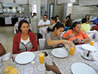 Irmãos aguardando o tão esperado almoço árabe