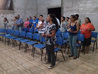 Momento do louvor com o grupo local