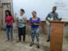 Momento do louvor com o grupo local