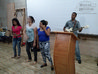 Momento do louvor com o grupo local