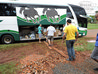 Descarregamento das doações do bagageiro do ônibus para a nave da igreja