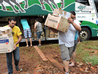 Descarregamento das doações do bagageiro do ônibus para a nave da igreja