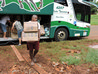 Descarregamento das doações do bagageiro do ônibus para a nave da igreja