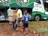 Descarregamento das doações do bagageiro do ônibus para a nave da igreja