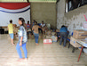 Organizando as doações na nave da igreja