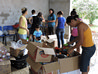 Organizando as doações na nave da igreja