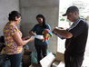 Organizando as doações na nave da igreja