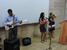 Momento do louvor com o grupo local