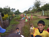 Crianças correndo atrás do caminhão pau de arara