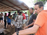 Fila para o último almoço no Paraguai.