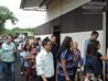 Todos adentrando à igreja