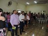 Grupo de louvor cantando ao Senhor junto com os irmãos