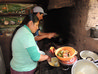 Geraldo cozinhando em uma cozinha artesanal em Calca